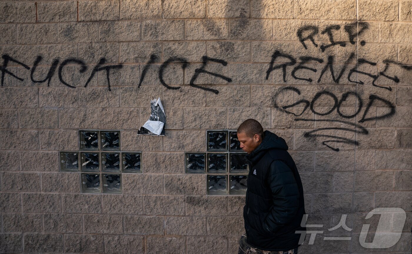 본문 이미지 - 3일(현지시간) 미국 미네소타주 미니애폴리스에 이민세관단속국(ICE) 요원에게 살해된 르네 니콜 굿을 기리는 낙서가 적혀 있다. 2026.02.03. ⓒ 로이터=뉴스1