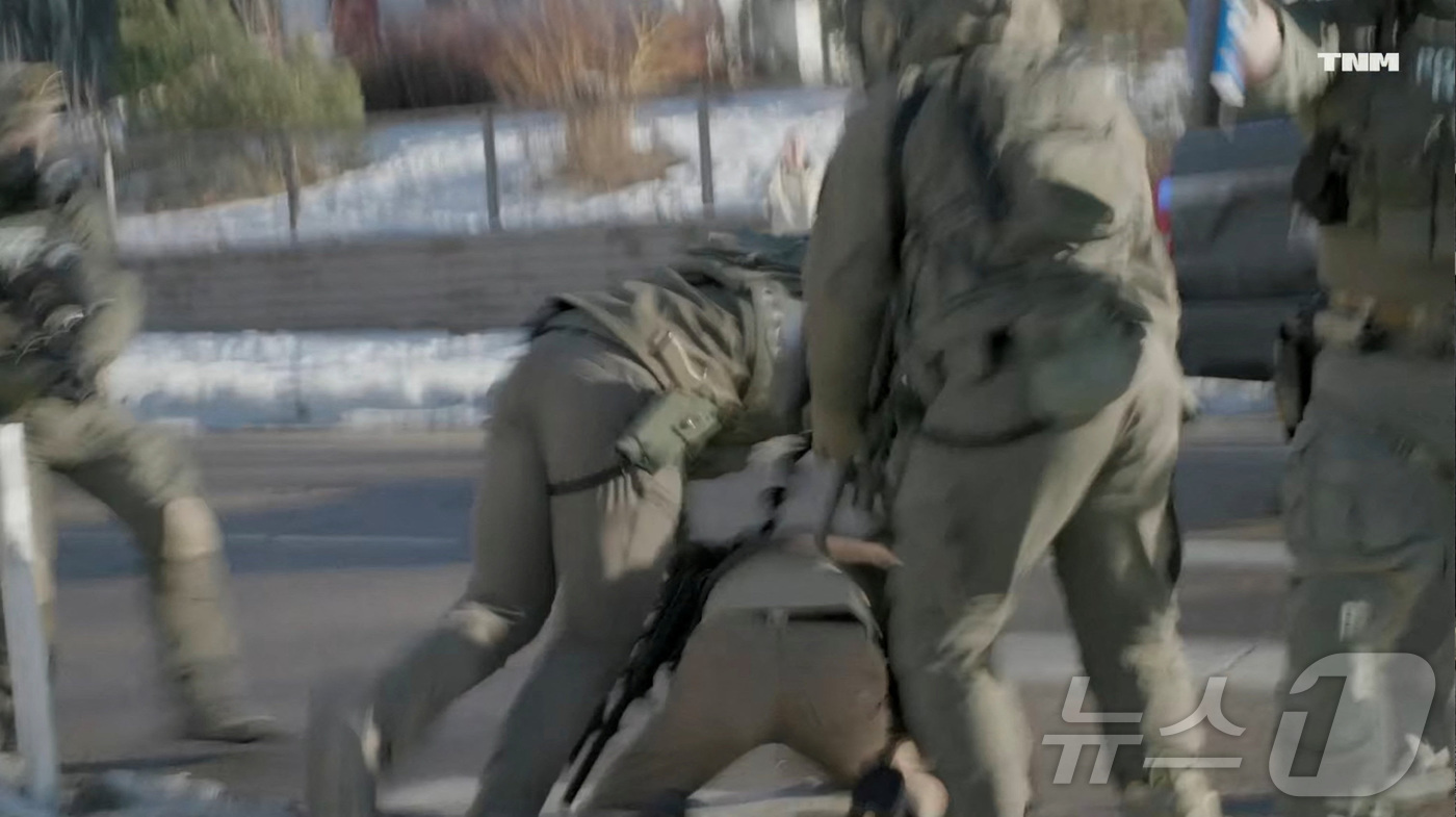 (미니애폴리스 로이터=뉴스1) 윤다정 기자 = 1월 13일(현지시간) 미국 미네소타주 미니애폴리스에서 연방 요원들이 알렉스 프레티를 체포하려 시도하는 모습. (The News Mo …