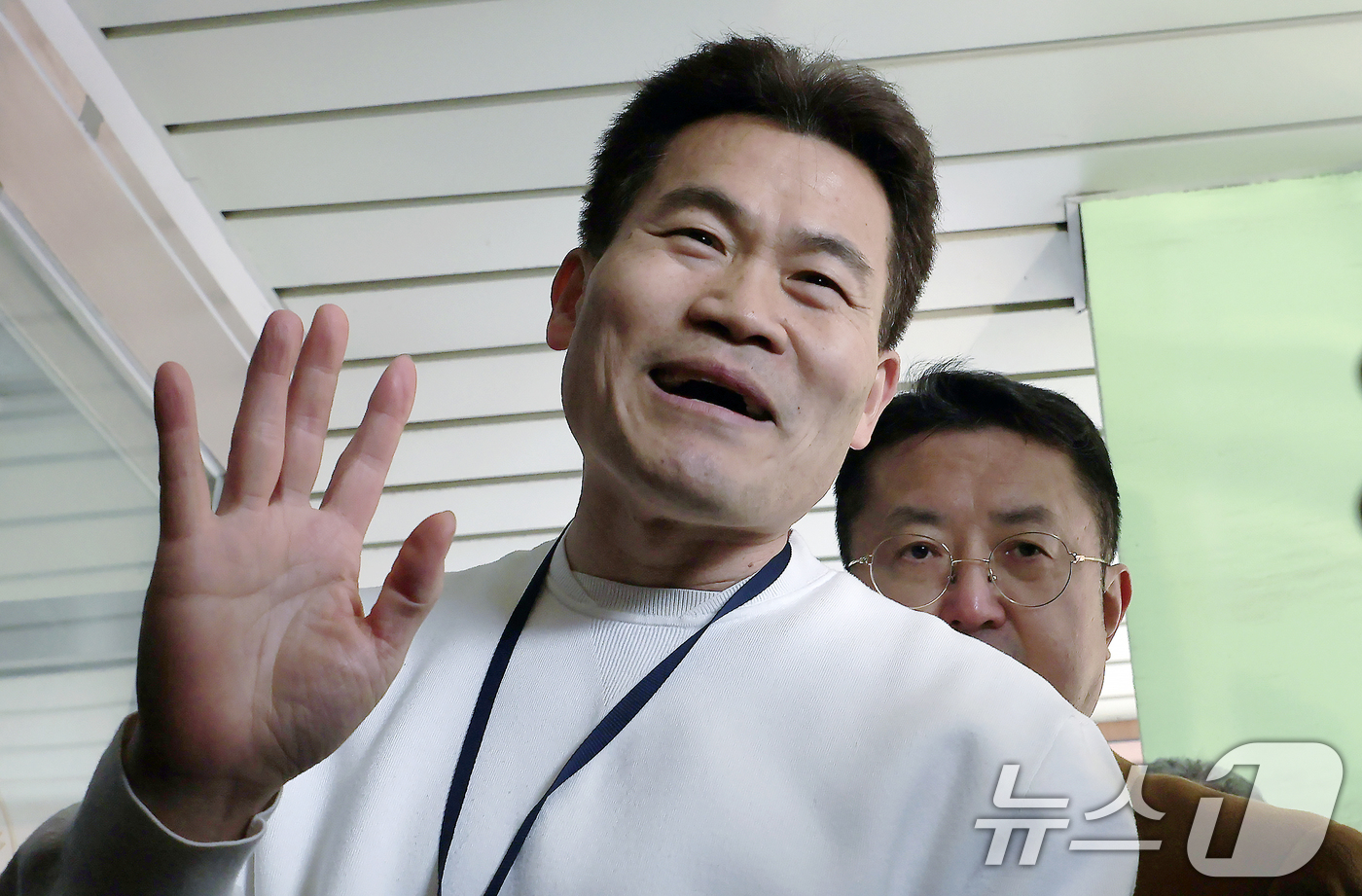 (서울=뉴스1) 박정호 기자 = 이재명 대통령과 김현지 청와대제1부속실장에 대한 허위 사실을 유포한 혐의로 고발된 한국사 강사 출신 보수 유튜버 전한길 씨가 12일 오전 서울시 동 …