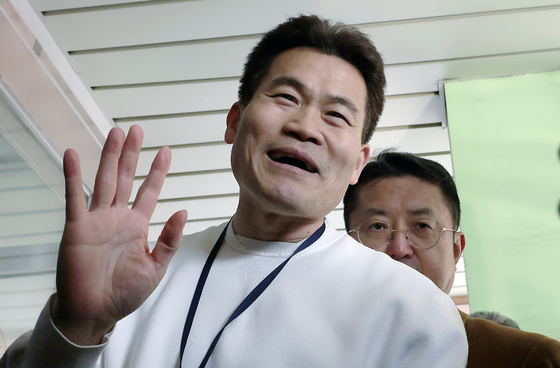 경찰 출석하며 손 인사하는 전한길