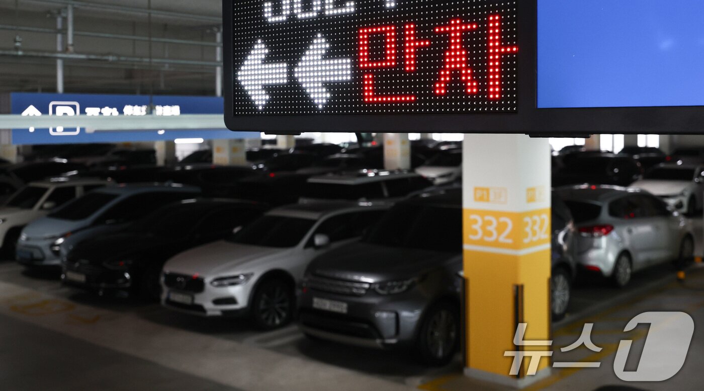 본문 이미지 - 설 명절 연휴를 앞둔 12일 오전 인천국제공항 2터미널 장기주차장이 주차 차량으로 붐비고 있다. 2026.2.12 ⓒ 뉴스1 최지환 기자