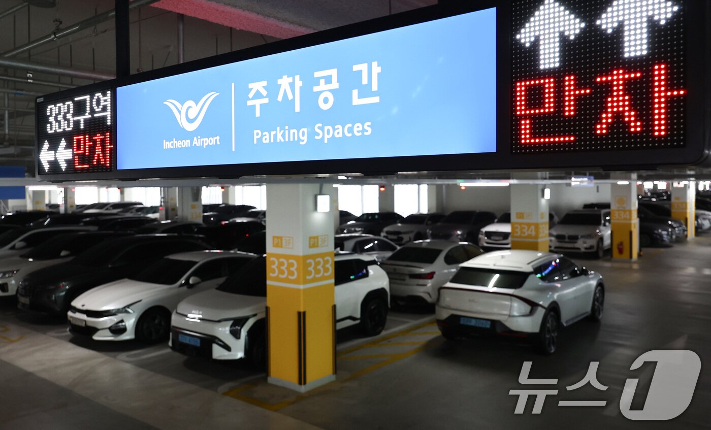 본문 이미지 - 설 명절 연휴를 앞둔 12일 오전 인천국제공항 2터미널 장기주차장이 주차 차량으로 붐비고 있다. 2026.2.12 ⓒ 뉴스1 최지환 기자