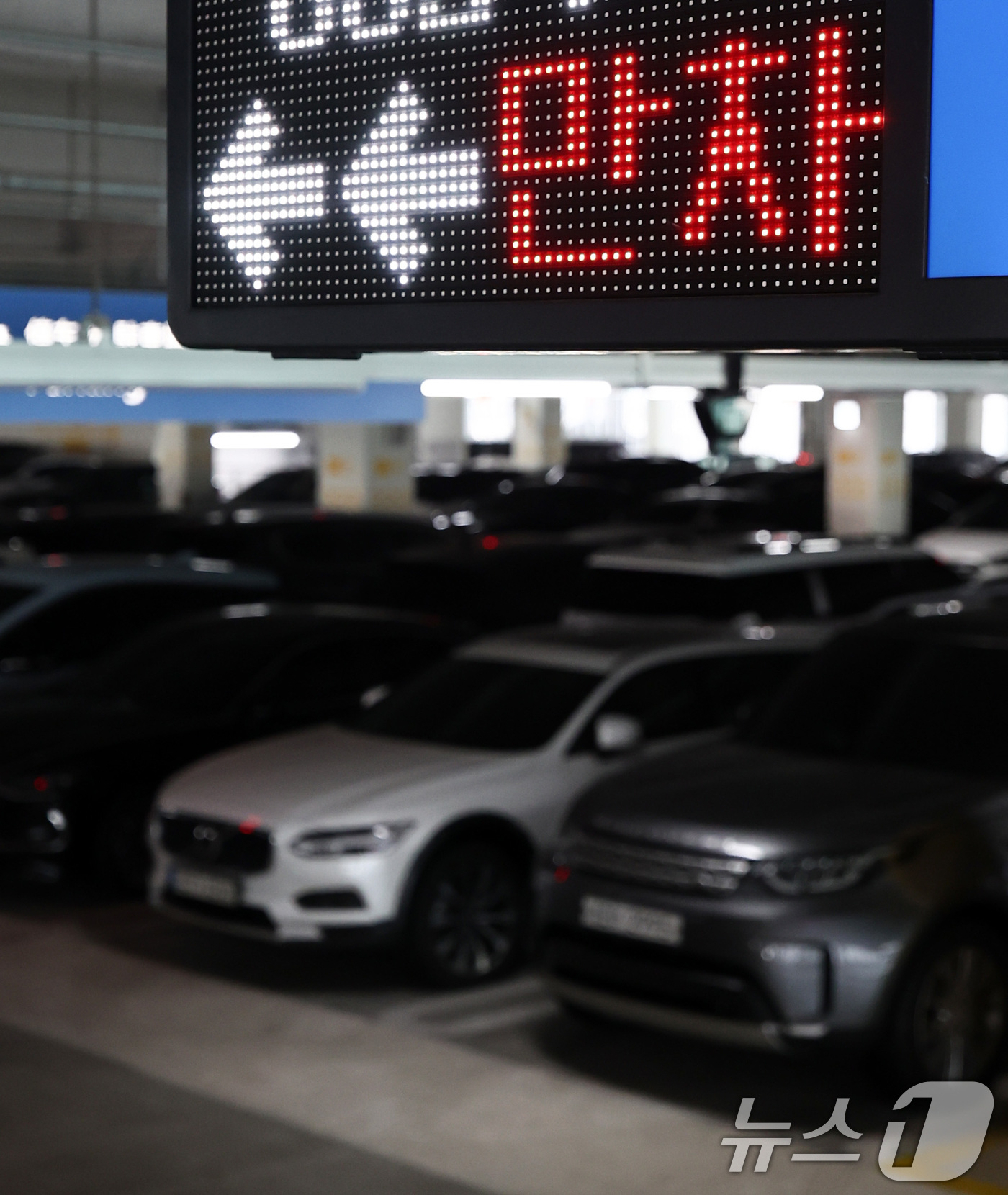 (인천공항=뉴스1) 최지환 기자 = 설 명절 연휴를 앞둔 12일 오전 인천국제공항 2터미널 장기주차장이 주차 차량으로 붐비고 있다.최근 아시아나항공의 2터미널 이전과 설 연휴가 겹 …