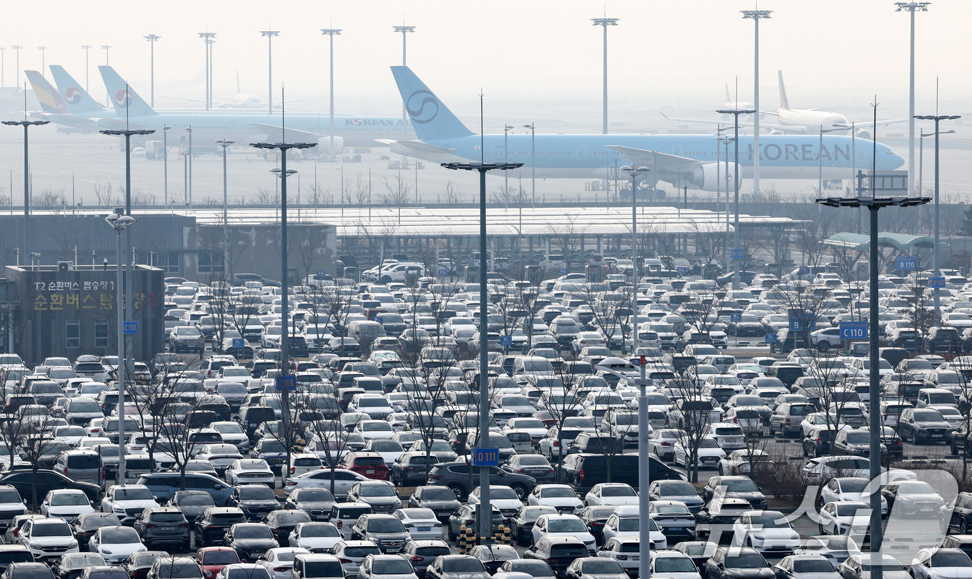 (인천공항=뉴스1) 최지환 기자 = 설 명절 연휴를 앞둔 12일 오전 인천국제공항 2터미널 장기주차장이 주차 차량으로 붐비고 있다.최근 아시아나항공의 2터미널 이전과 설 연휴가 겹 …