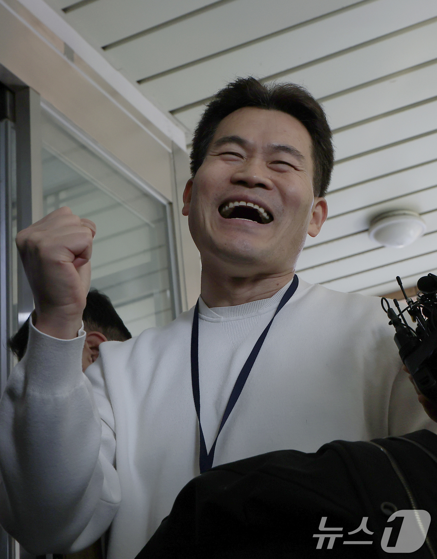 (서울=뉴스1) 박정호 기자 = 이재명 대통령과 김현지 청와대제1부속실장에 대한 허위 사실을 유포한 혐의로 고발된 한국사 강사 출신 보수 유튜버 전한길 씨가 12일 오전 서울시 동 …