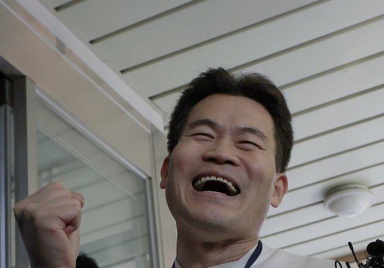 경찰 조사 출석 전 주먹 쥐고 인사하는 전한길