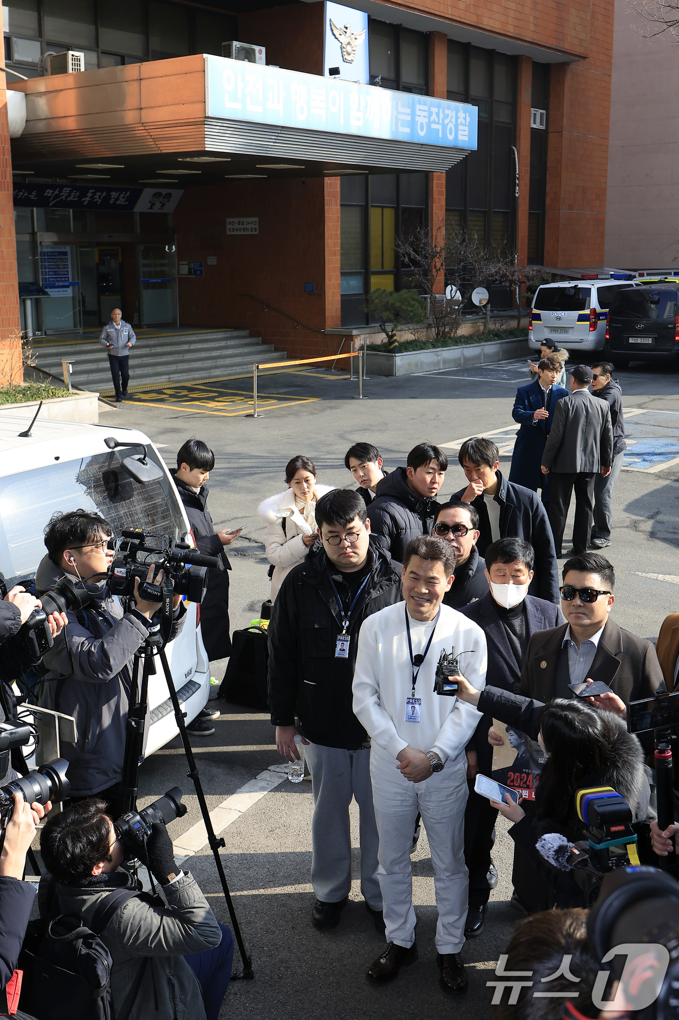 (서울=뉴스1) 박정호 기자 = 이재명 대통령과 김현지 청와대제1부속실장에 대한 허위 사실을 유포한 혐의로 고발된 한국사 강사 출신 보수 유튜버 전한길 씨가 12일 오전 서울시 동 …