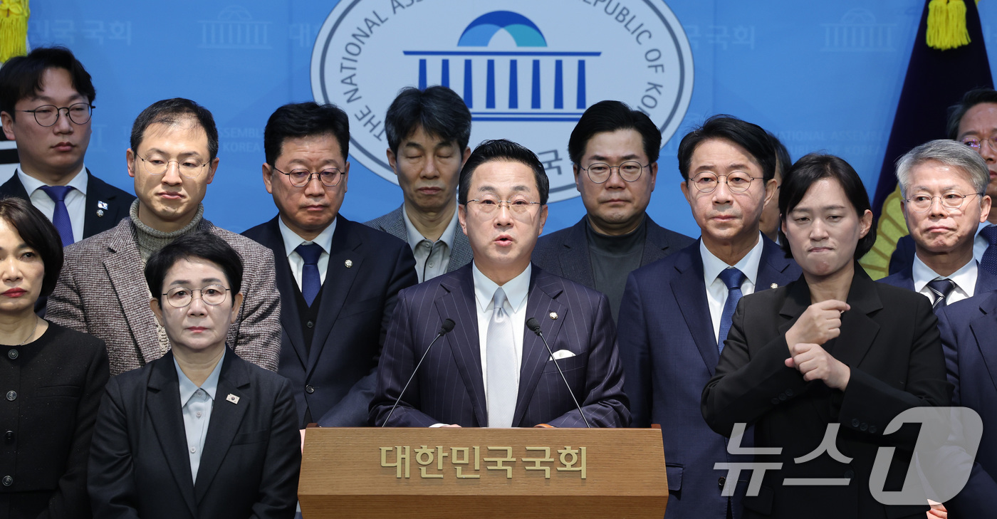 (서울=뉴스1) 신웅수 기자 = '이재명 대통령 사건 공소취소와 국정조사를 추진하기 위한 더불어민주당 의원 모임' 회원들이 12일 서울 여의도 국회 소통관에서 출범 기자회견을 하고 …