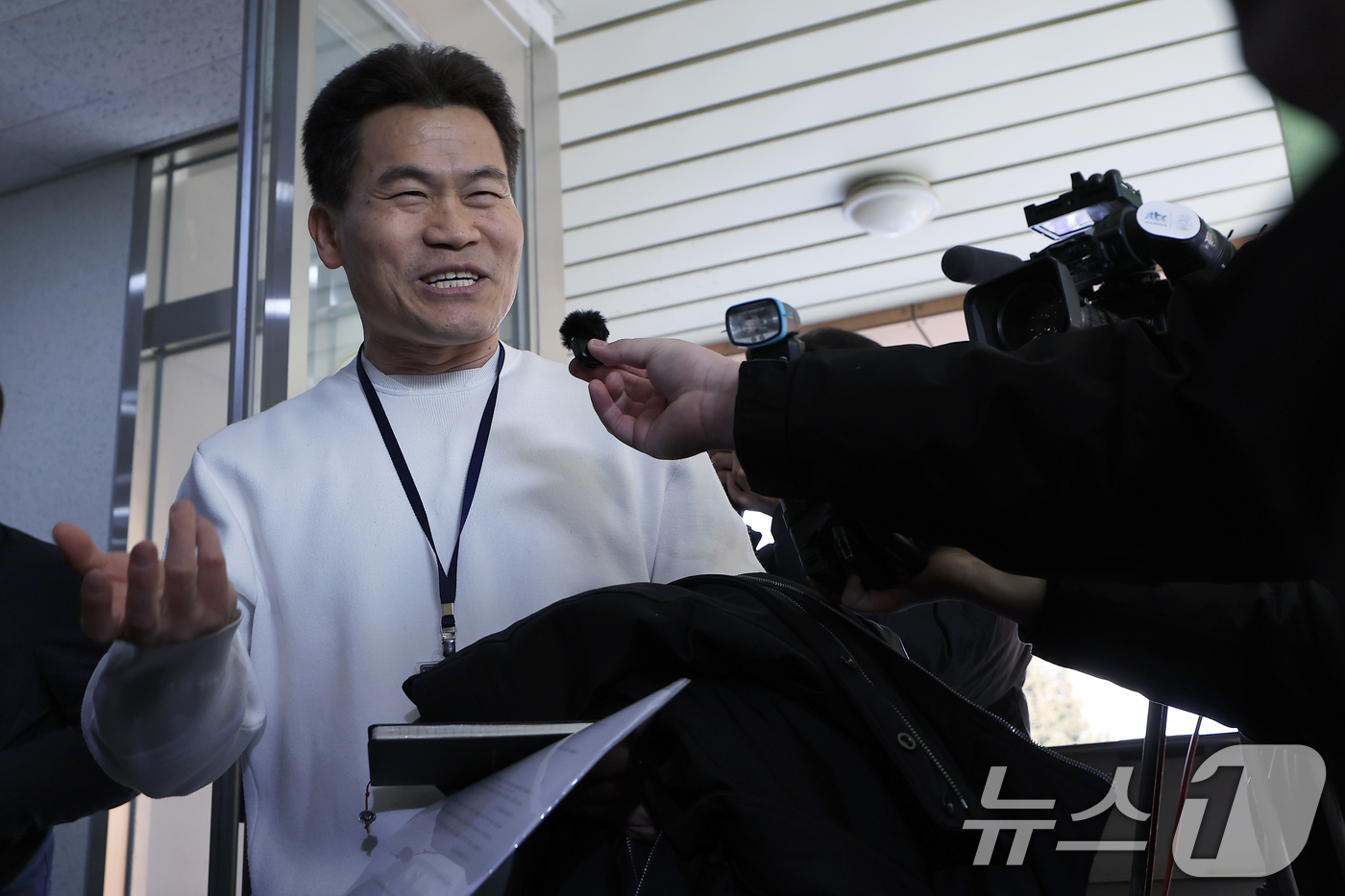 (서울=뉴스1) 박정호 기자 = 이재명 대통령과 김현지 청와대제1부속실장에 대한 허위 사실을 유포한 혐의로 고발된 한국사 강사 출신 보수 유튜버 전한길 씨가 12일 오전 서울시 동 …