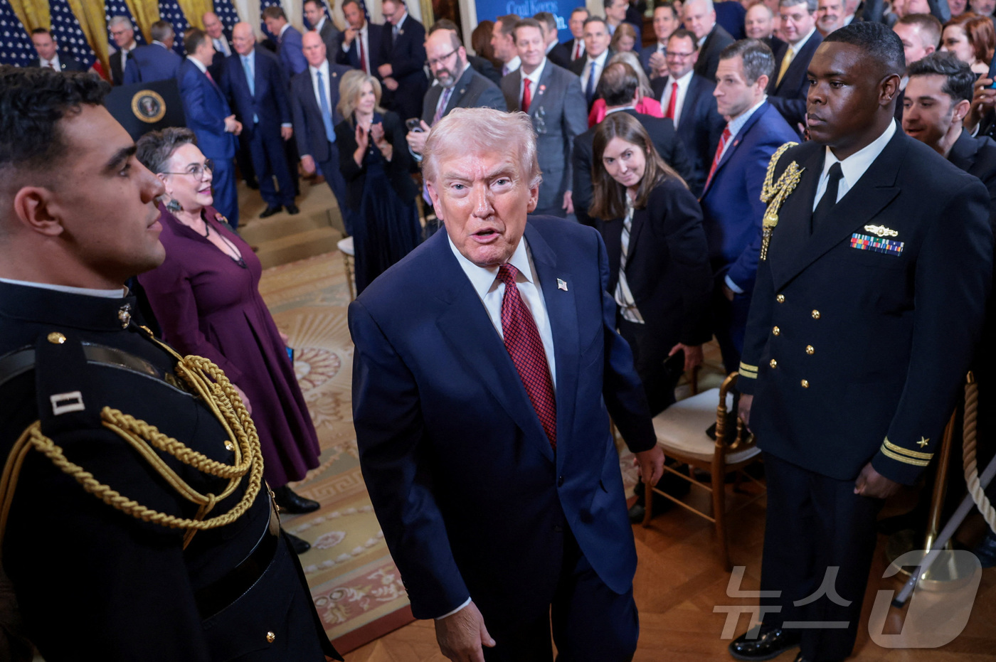 (워싱턴 로이터=뉴스1) 김경민 기자 = 도널드 트럼프 미국 대통령이 11일(현지시간) 워싱턴DC 백악관 이스트룸에서 열린 석탄 발전 장려 행사에서 '미국의 아름다운 청정 석탄 발 …