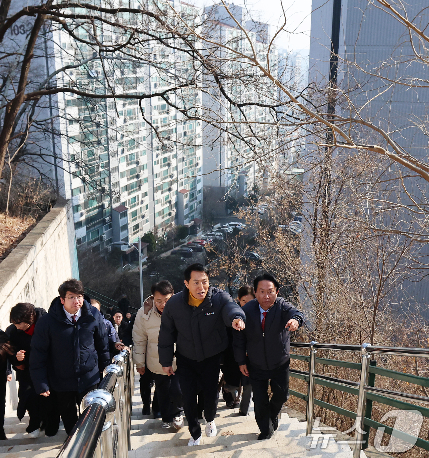 (서울=뉴스1) 오대일 기자 = 오세훈 서울시장이 12일 서울 서대문구 영천동 고지대 이동약자 편의시설 설치 대상지를 현장 방문해 모노레일이 도입될 고지대 언덕 계단을 오르며 이성 …