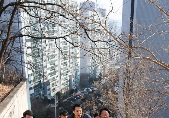 오세훈 서울시장, 고지대 이동약자 편의시설 설치 대상지 현장 방문