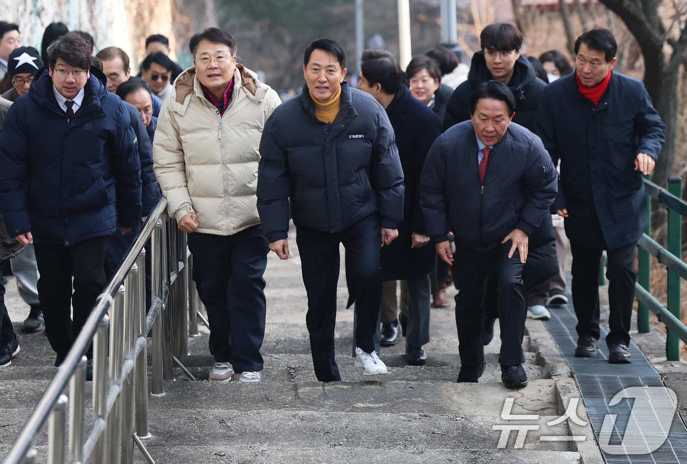 (서울=뉴스1) 오대일 기자 = 오세훈 서울시장이 12일 서울 서대문구 영천동 고지대 이동약자 편의시설 설치 대상지를 현장 방문해 모노레일이 도입될 고지대 언덕 계단을 오르고 있다 …