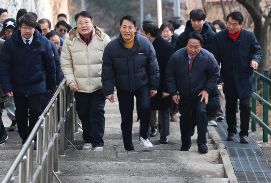 고지대 계단 올라가는 오세훈 시장