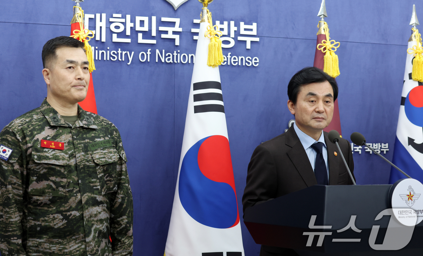 (서울=뉴스1) 김명섭 기자 = 안규백 국방부 장관과  박정훈 국방부 조사본부장 직무대리가 12일 서울 용산구 국방부 브리핑룸에서 국방부 헌법존중 정부혁신 TF 활동결과 발표를 하 …