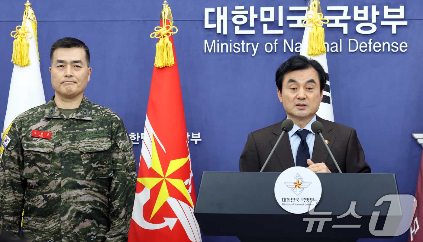 (서울=뉴스1) 김명섭 기자 = 안규백 국방부 장관과  박정훈 국방부 조사본부장 직무대리가 12일 서울 용산구 국방부 브리핑룸에서 국방부 헌법존중 정부혁신 TF 활동결과 발표를 하 …