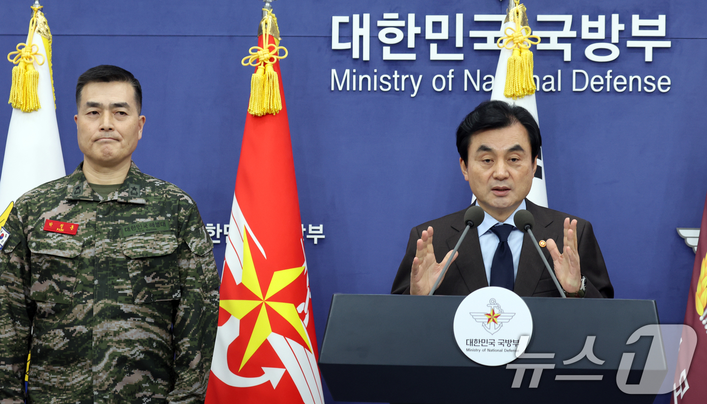 (서울=뉴스1) 김명섭 기자 = 안규백 국방부 장관과  박정훈 국방부 조사본부장 직무대리가 12일 서울 용산구 국방부 브리핑룸에서 국방부 헌법존중 정부혁신 TF 활동결과 발표를 하 …