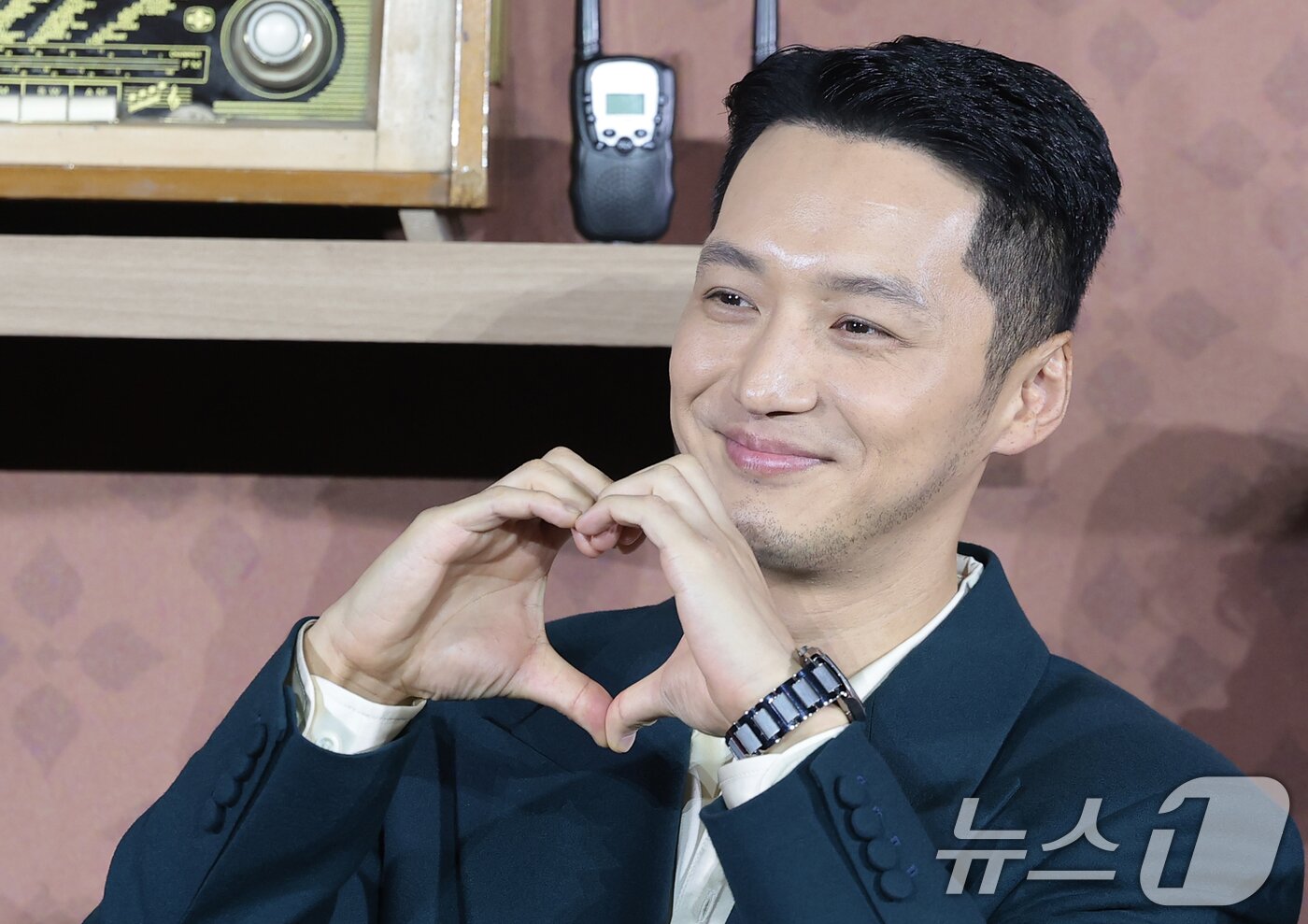 본문 이미지 - 배우 변요한이 12일 오전 서울 강남구 코엑스 메가박스에서 열린 넷플릭스 영화 '파반느' 제작보고회에 참석해 포즈를 취하고 있다. '파반느'는 마음의 문을 닫고 살아가던 세 사람이 서로에게 빛이 되어주며 삶과 사랑을 마주하게 되는 영화이다. 2026.2.12 ⓒ 뉴스1 권현진 기자