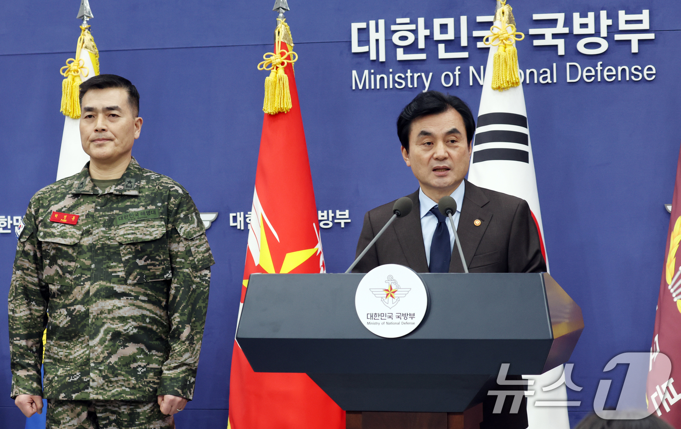 (서울=뉴스1) 김명섭 기자 = 안규백 국방부 장관과  박정훈 국방부 조사본부장 직무대리가 12일 서울 용산구 국방부 브리핑룸에서 국방부 헌법존중 정부혁신 TF 활동결과 발표를 하 …