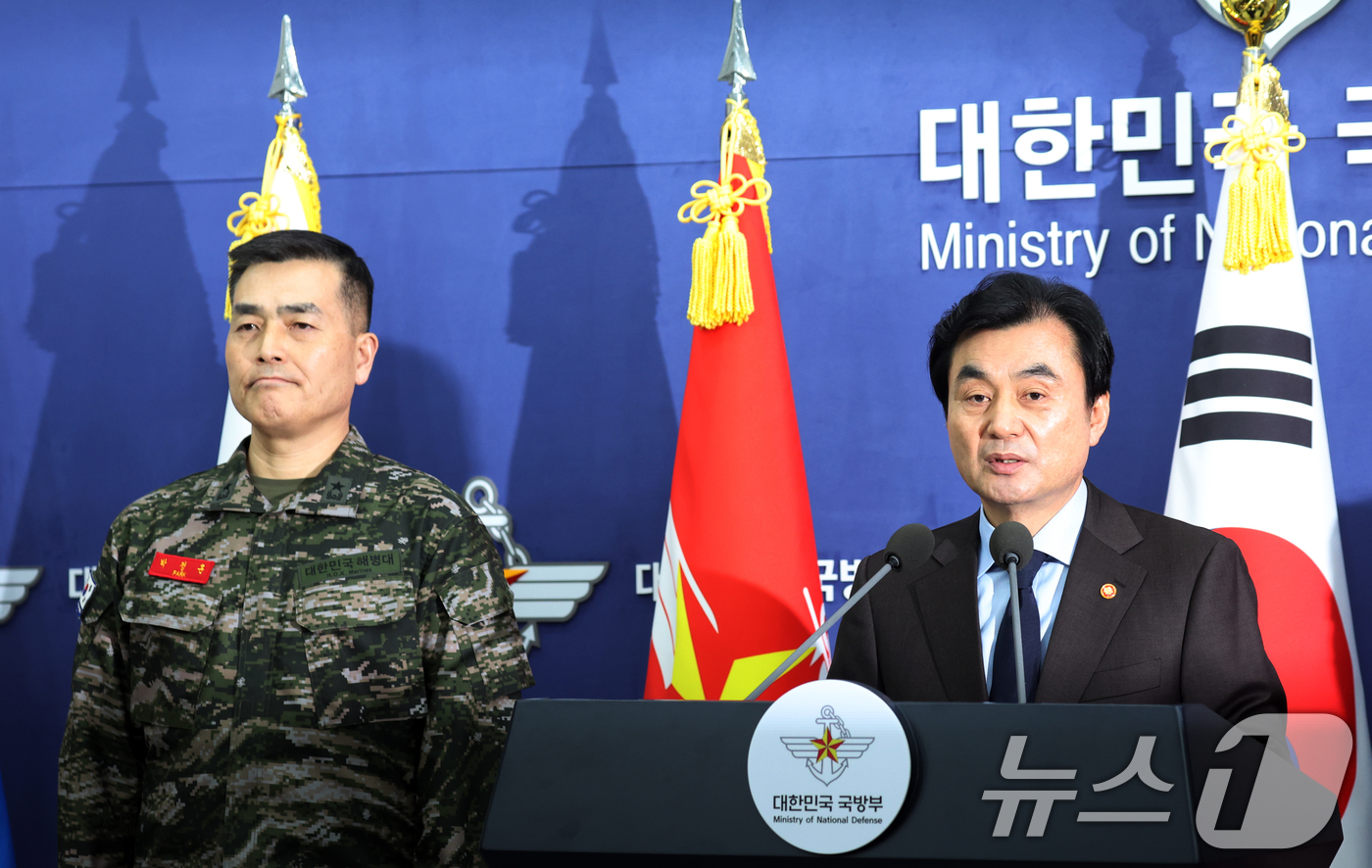 (서울=뉴스1) 김명섭 기자 = 안규백 국방부 장관과  박정훈 국방부 조사본부장 직무대리가 12일 서울 용산구 국방부 브리핑룸에서 국방부 헌법존중 정부혁신 TF 활동결과 발표를 하 …