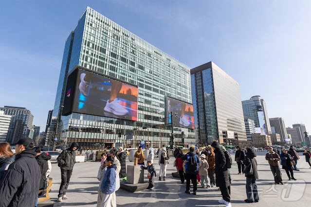 본문 이미지 - 광화문빌딩 외벽에 설치된 초대형 듀얼 미디어월 'KT 스퀘어'(KT제공) ⓒ 뉴스1 김민수 기자