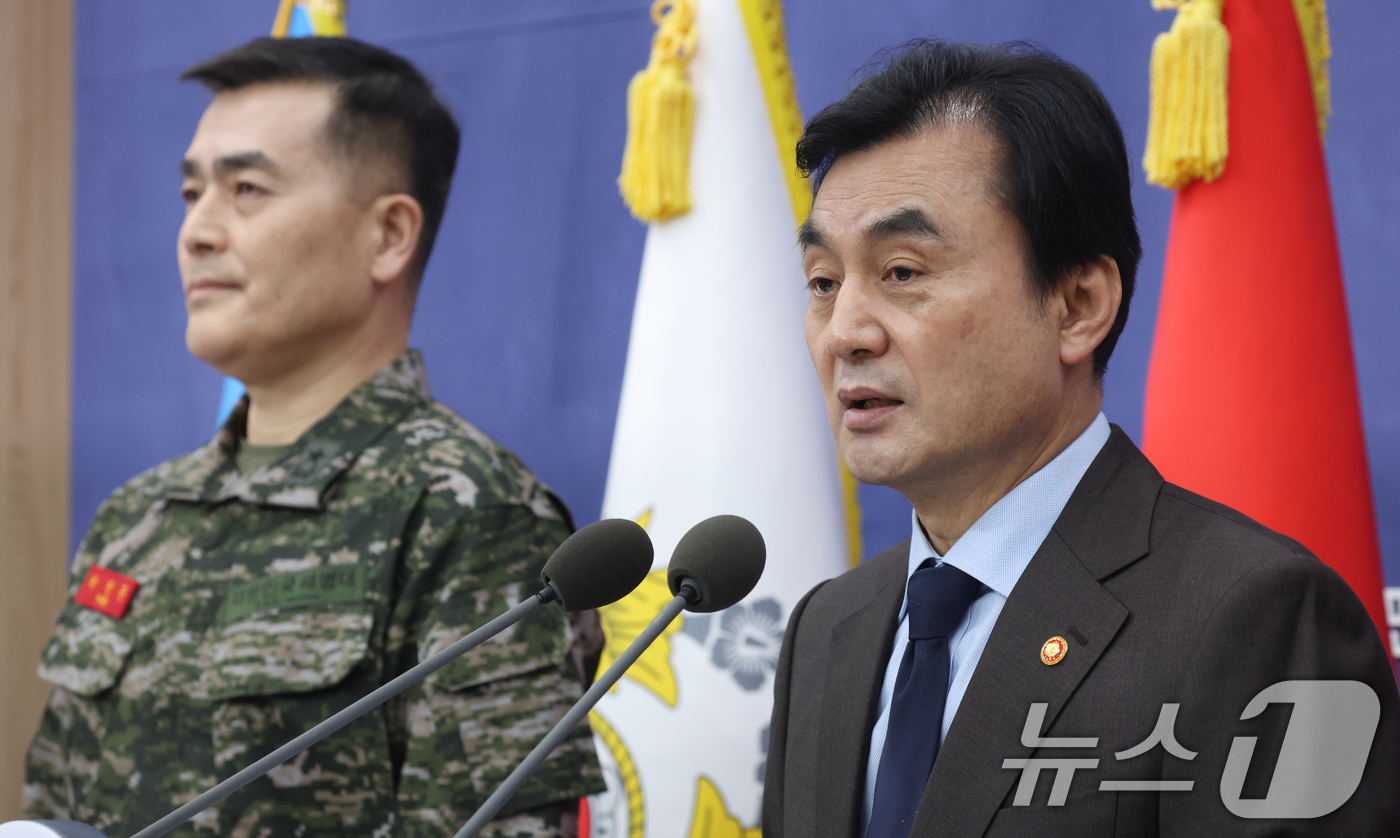 (서울=뉴스1) 김명섭 기자 = 안규백 국방부 장관과  박정훈 국방부 조사본부장 직무대리가 12일 서울 용산구 국방부 브리핑룸에서 국방부 헌법존중 정부혁신 TF 활동결과 발표를 하 …