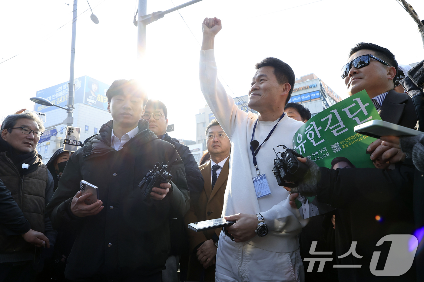 (서울=뉴스1) 박정호 기자 = 이재명 대통령과 김현지 청와대제1부속실장에 대한 허위 사실을 유포한 혐의로 고발된 한국사 강사 출신 보수 유튜버 전한길 씨가 12일 오전 서울시 동 …