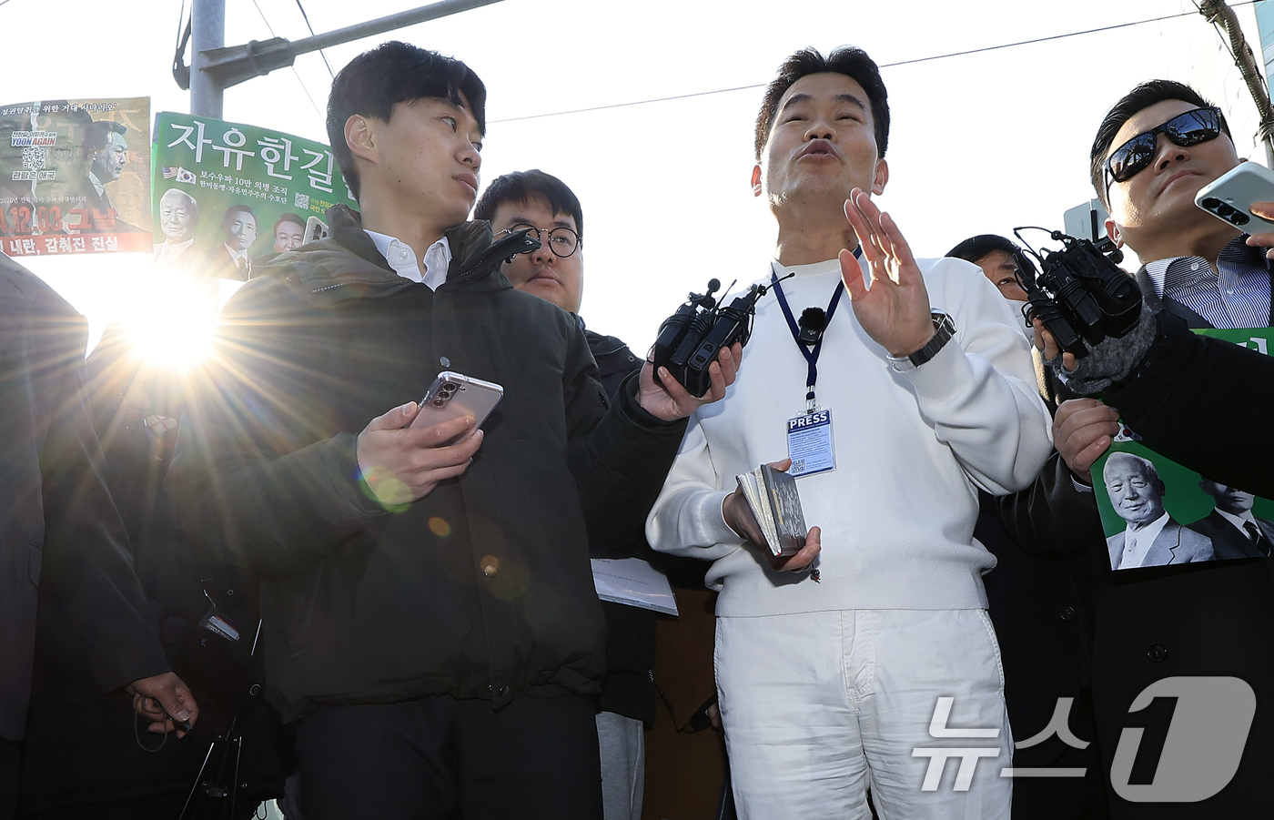 (서울=뉴스1) 박정호 기자 = 이재명 대통령과 김현지 청와대제1부속실장에 대한 허위 사실을 유포한 혐의로 고발된 한국사 강사 출신 보수 유튜버 전한길 씨가 12일 오전 서울시 동 …