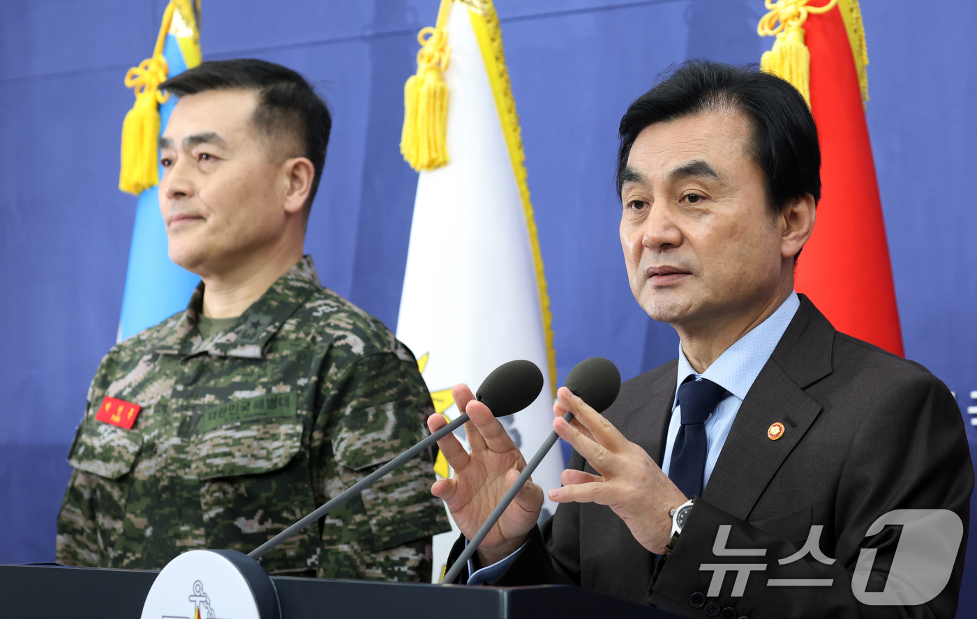 (서울=뉴스1) 김명섭 기자 = 안규백 국방부 장관과  박정훈 국방부 조사본부장 직무대리가 12일 서울 용산구 국방부 브리핑룸에서 국방부 헌법존중 정부혁신 TF 활동결과 발표를 하 …