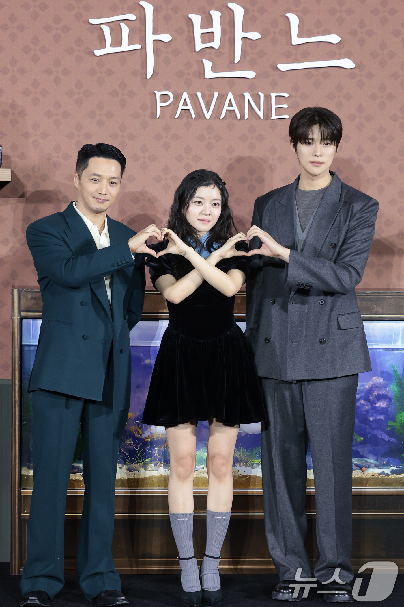 (서울=뉴스1) 권현진 기자 = 배우 변요한(왼쪽부터)과 고아성, 문상민이 12일 오전 서울 강남구 코엑스 메가박스에서 열린 넷플릭스 영화 '파반느' 제작보고회에 참석해 포즈를 취 …