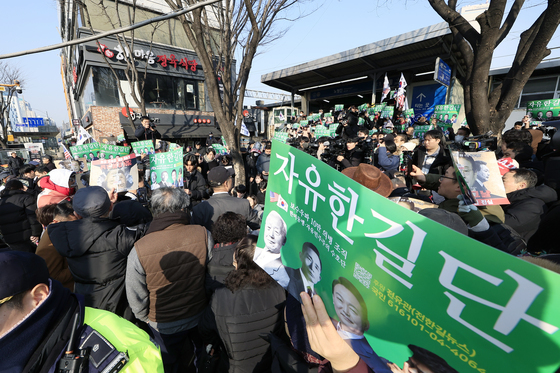 노량진역에 모인 전한길 지지자들