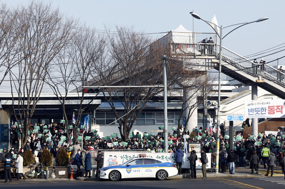 전한길 씨 지지자들로 노량진역 앞 북적북적
