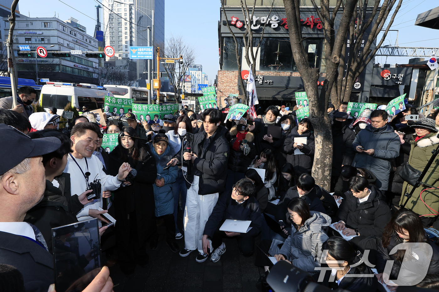 (서울=뉴스1) 박정호 기자 = 이재명 대통령과 김현지 청와대제1부속실장에 대한 허위 사실을 유포한 혐의로 고발된 한국사 강사 출신 보수 유튜버 전한길 씨가 12일 오전 서울시 동 …