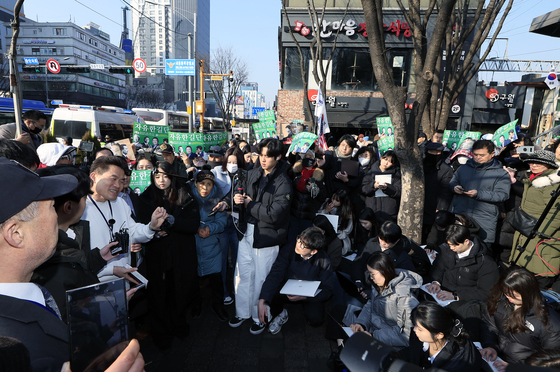 지지자들 앞에서 기자회견 하는 전한길