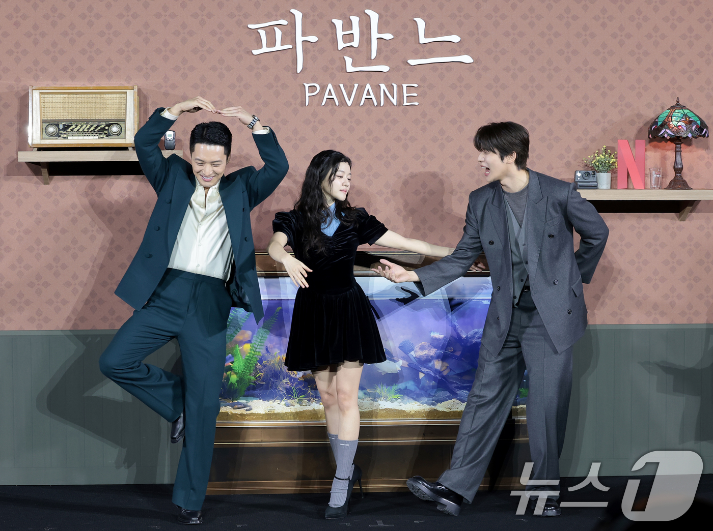 (서울=뉴스1) 권현진 기자 = 배우 변요한(왼쪽부터)과 고아성, 문상민이 12일 오전 서울 강남구 코엑스 메가박스에서 열린 넷플릭스 영화 '파반느' 제작보고회에 참석해 포즈를 취 …