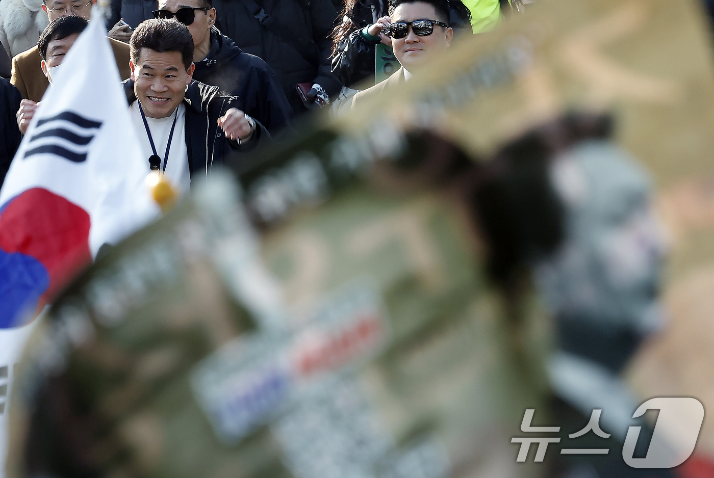 (서울=뉴스1) 박정호 기자 = 이재명 대통령과 김현지 청와대제1부속실장에 대한 허위 사실을 유포한 혐의로 고발된 한국사 강사 출신 보수 유튜버 전한길 씨가 12일 오전 서울시 동 …