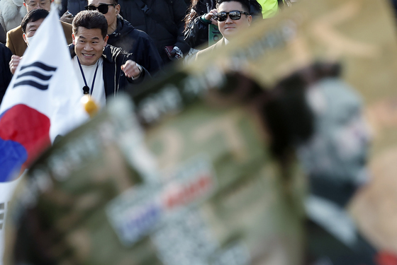 지지자들에게 향하는 전한길