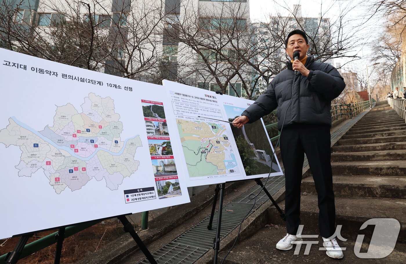 본문 이미지 - 오세훈 서울시장이 서울 서대문구 영천동 고지대 이동약자 편의시설 설치 대상지를 현장 방문해 모노레일 도입 계획을 설명하고 있다.  2026.2.12 ⓒ 뉴스1 오대일 기자