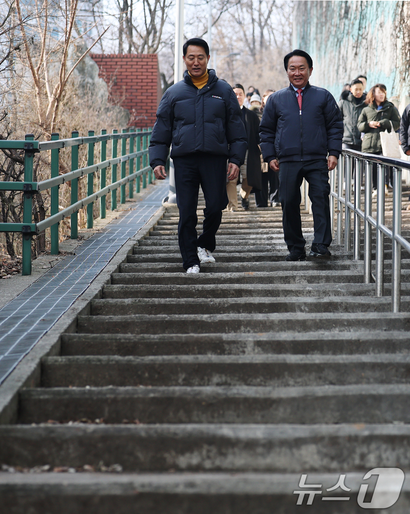 (서울=뉴스1) 오대일 기자 = 오세훈 서울시장이 12일 서울 서대문구 영천동 고지대 이동약자 편의시설 설치 대상지를 현장 방문해 모노레일이 도입될 고지대 언덕 계단을 내려오고 있 …
