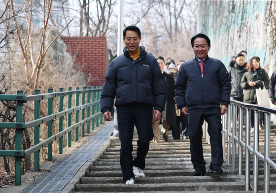 오세훈 '계단은 조심조심'