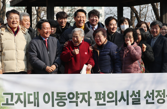 주민들과 기념촬영하는 오세훈 시장
