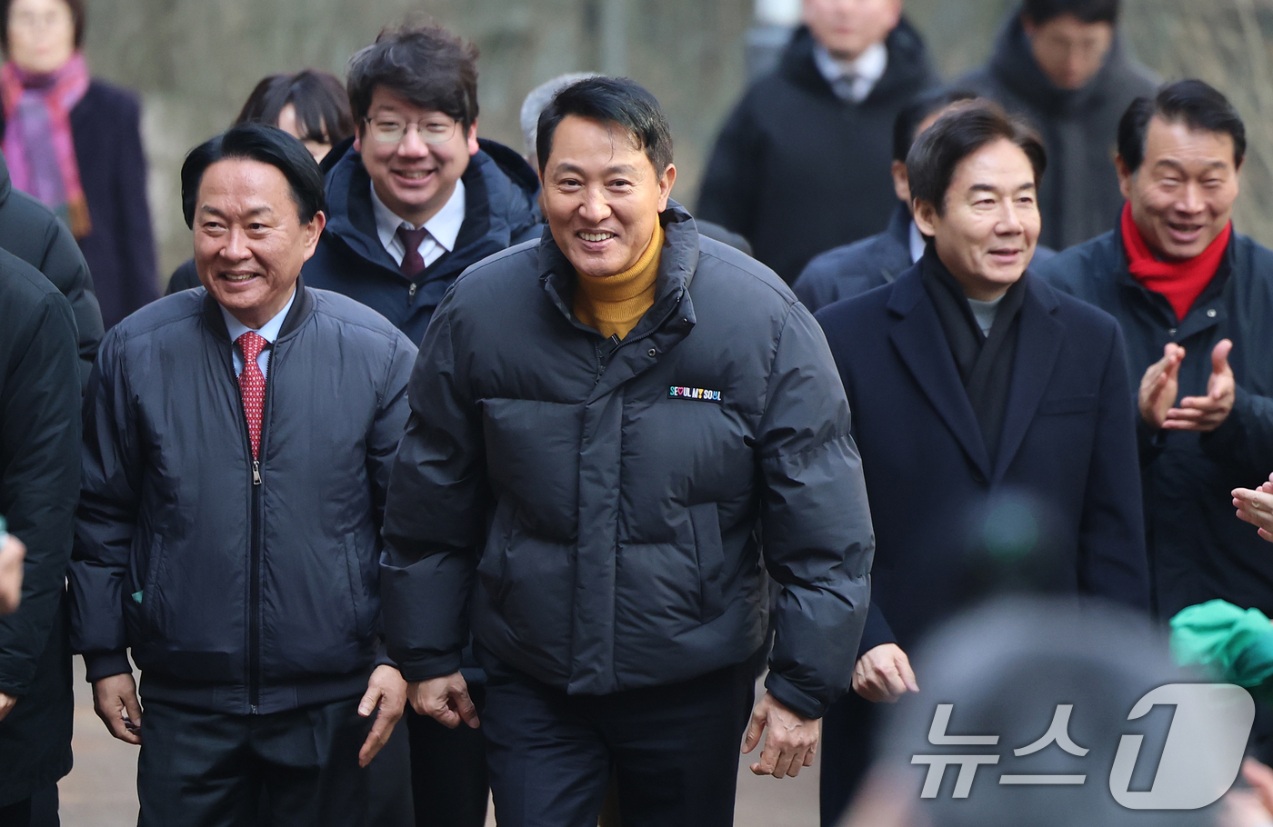 (서울=뉴스1) 오대일 기자 = 오세훈 서울시장이 12일 서울 서대문구 영천동 고지대 이동약자 편의시설 설치 대상지를 현장 방문하고 있다.서울시는 경사가 심한 고지대 지역의 보행 …