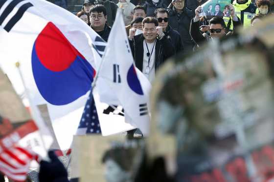 지지자들 환호에 두 주먹 들어 보이는 전한길