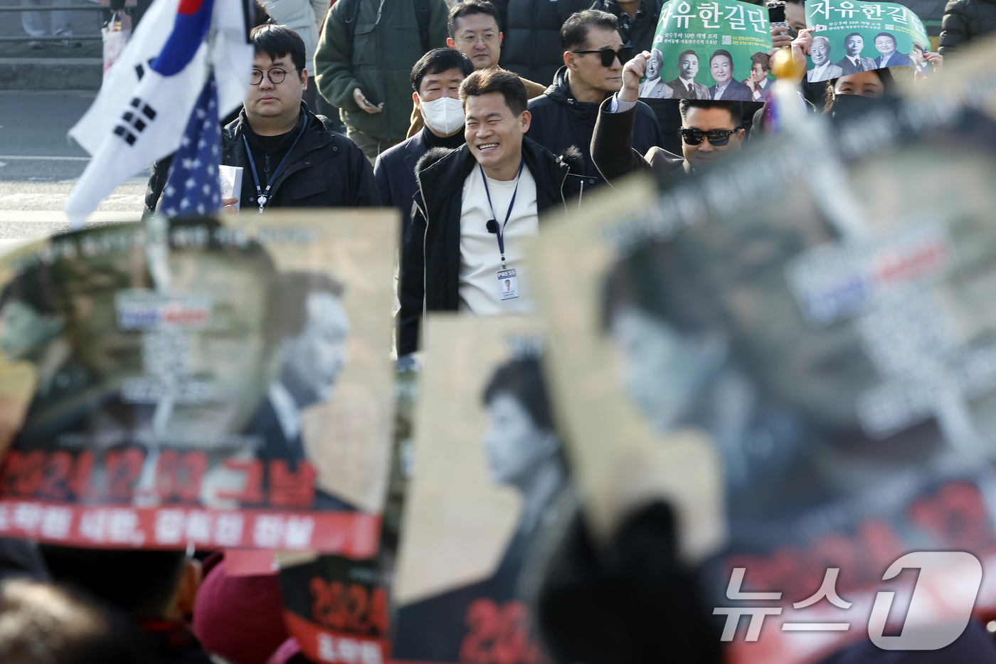 (서울=뉴스1) 박정호 기자 = 이재명 대통령과 김현지 청와대제1부속실장에 대한 허위 사실을 유포한 혐의로 고발된 한국사 강사 출신 보수 유튜버 전한길 씨가 12일 오전 서울시 동 …