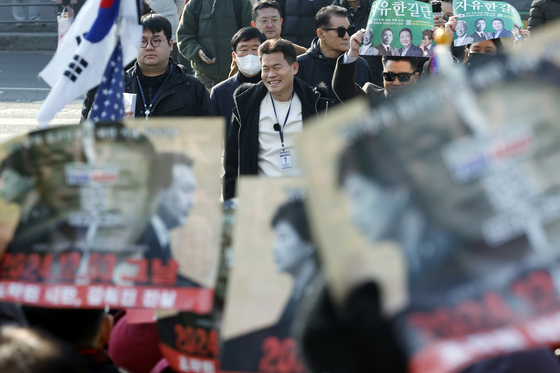 지지자들에게 향하는 전한길 씨