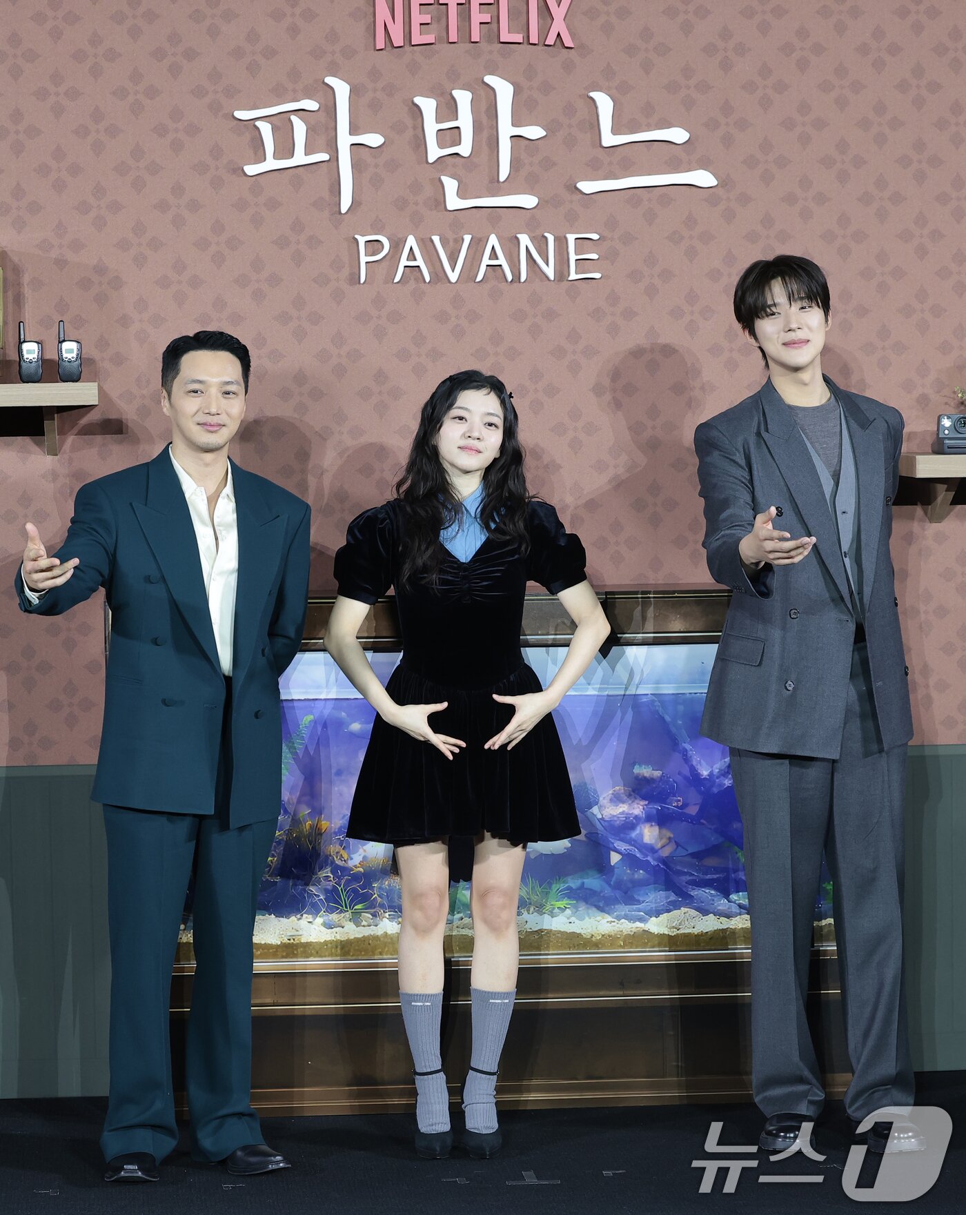 본문 이미지 - 배우 변요한(왼쪽부터)과 고아성, 문상민이 12일 오전 서울 강남구 코엑스 메가박스에서 열린 넷플릭스 영화 '파반느' 제작보고회에 참석해 포즈를 취하고 있다. '파반느'는 마음의 문을 닫고 살아가던 세 사람이 서로에게 빛이 되어주며 삶과 사랑을 마주하게 되는 영화이다. 2026.2.12 ⓒ 뉴스1 권현진 기자