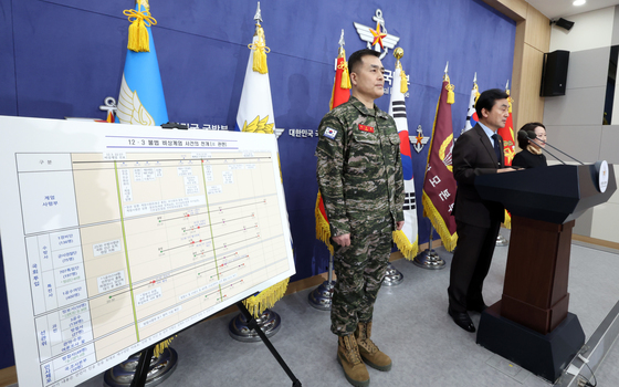 국방부 브리핑룸서 발표하는 안규백·박정훈