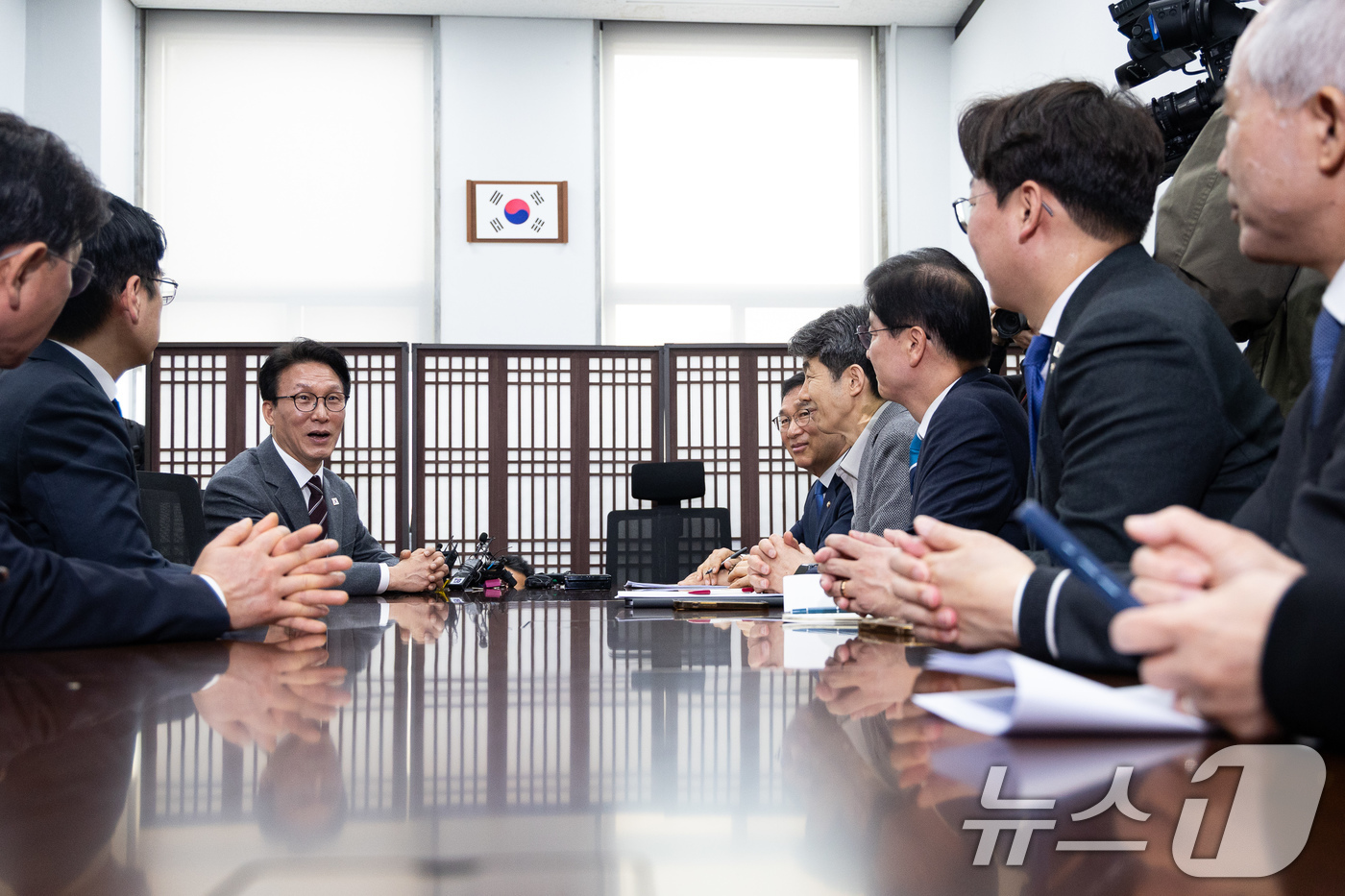 (서울=뉴스1) 유승관 기자 = 김민석 국무총리가 12일 서울 여의도 국회에서 신정훈 행정안전위원장을 비롯한 민주당 행안위원들과 행정통합 관련 입법 논의를 하고 있다. 2026.2 …