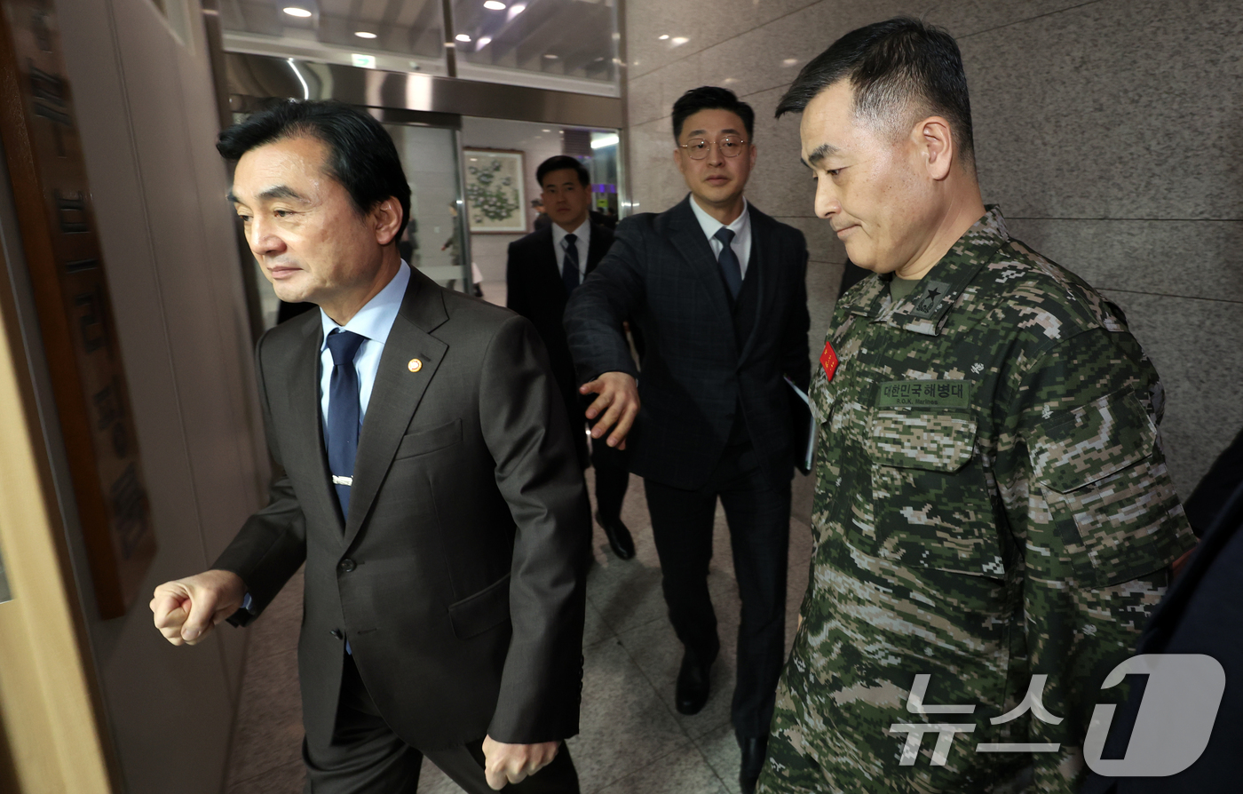 (서울=뉴스1) 김명섭 기자 = 안규백 국방부 장관과  박정훈 국방부 조사본부장 직무대리가 12일 서울 용산구 국방부 브리핑룸에서 국방부 헌법존중 정부혁신 TF 활동결과 발표를 하 …