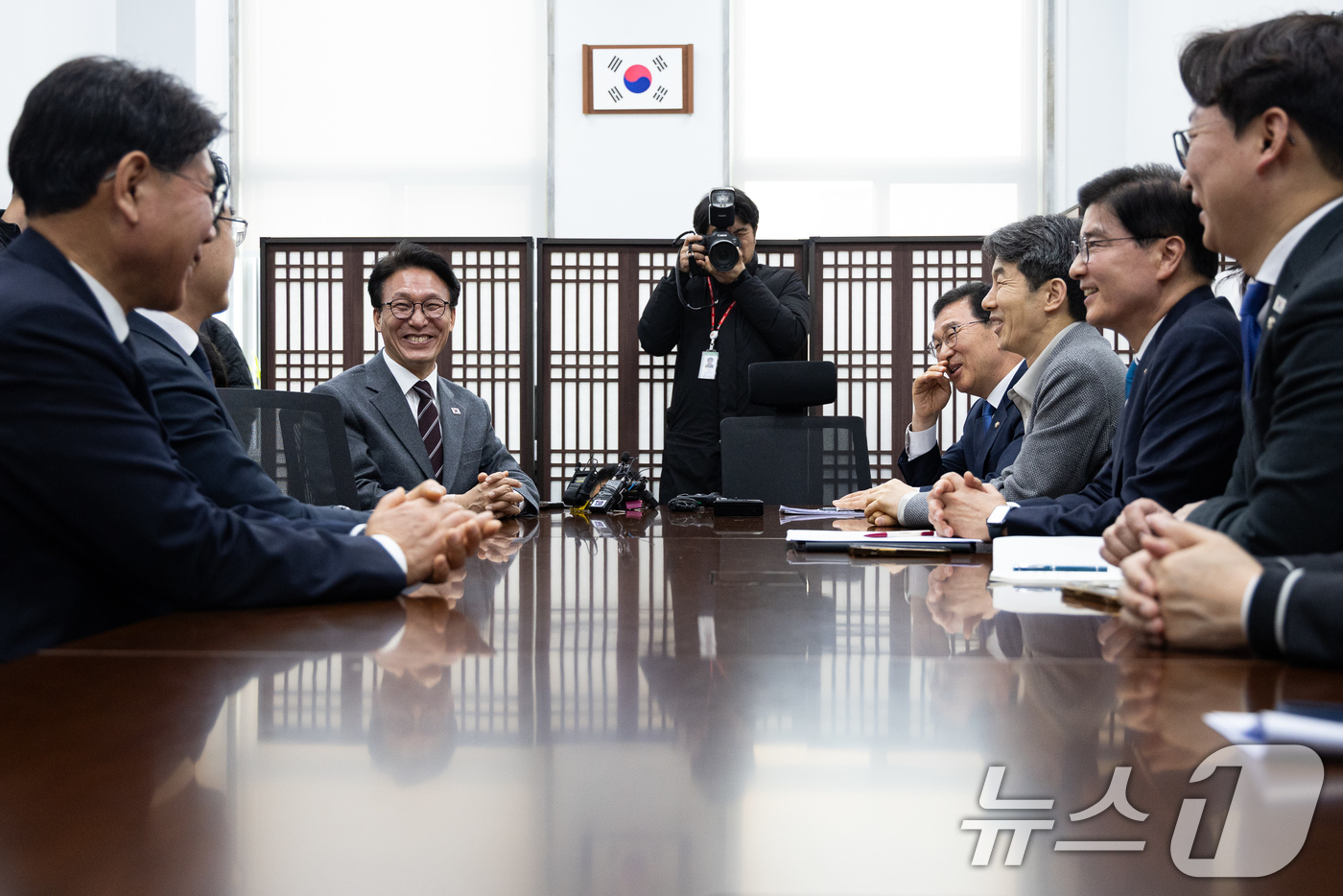 (서울=뉴스1) 유승관 기자 = 김민석 국무총리가 12일 서울 여의도 국회에서 신정훈 행정안전위원장을 비롯한 민주당 행안위원들과 행정통합 관련 입법 논의를 하고 있다. 2026.2 …